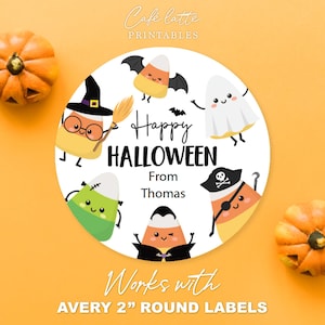 Puede incluir: Una pegatina redonda con temática de Halloween con personajes de caramelos de maíz disfrazados de bruja, vampiro y pirata. La pegatina dice "Happy Halloween From Thomas".
