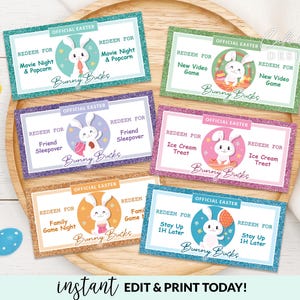 Puede incluir: Ocho cupones imprimibles de "Bunny Bucks" de Pascua con fondos de purpurina. Cada cupón ofrece una opción de canje diferente, como "Noche de cine y palomitas", "Nuevo videojuego", "Pijama party con amigos", "Helado", "Noche de juegos en familia", "Quedarse despierto 1 hora más", y "Juego familiar".