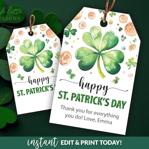 Puede incluir: Dos etiquetas de regalo imprimibles con un diseño de trébol verde y monedas de oro. El texto en las etiquetas dice "feliz día de San Patricio". Una etiqueta tiene el texto "¡Gracias por todo lo que haces! Con cariño, Emma".
