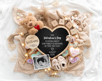 以下が含まれることがあります： 「This Valentine's Day is extra sweet our family is growing by two tiny feet」というテキストと「August 2025」という日付が書かれたハート型の黒板看板。看板の周りは、テディベア、ベビーブロック、ガラガラ、その他のベビーモチーフの装飾で囲まれている。