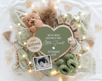 Op de afbeelding: Een groen hartvormig bord met de tekst "We've been keeping a wee little secret" en "September 2025". Naast het bord is een houten cirkel met de tekst "Baby Williams". Er is ook een teddybeer, een baby-echobeeld en een reeks houten kralen op de foto.