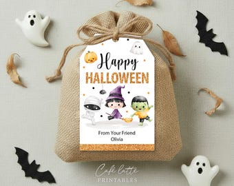 Può includere: Un sacchetto regalo di iuta legato con spago, con un'etichetta che dice "Happy Halloween". L'etichetta presenta illustrazioni di una zucca, un fantasma, una mummia, una strega e il mostro di Frankenstein. Il testo "From Your Friend Olivia" è anche sull'etichetta.