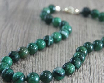 Collar de jade verde de 10 mm anudado a mano con piedras preciosas y cuentas de seda.