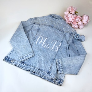 Gepersonaliseerde mevrouw Pearl denim jasje, gepersonaliseerde bruid denim jasje, geborduurd bruid denim jasje, bruid douchegift, toekomstige mevrouw jas