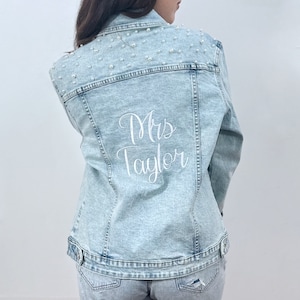 Gepersonaliseerde mevrouw Pearl denim jasje, gepersonaliseerde bruid denim jasje, geborduurd bruid denim jasje, bruids douchegift, toekomstige mevrouw jas