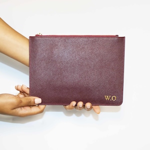 Bolso de regalo de damas de honor de color borgoña de cuero personalizado, bolso de maquillaje de cuero, bolso de embrague para mujer con monograma