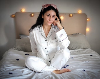 Gepersonaliseerde bruiloft pyjama met mouwborduurwerk, bruiloft aandenken pyjama, bruiloft ochtendpyjama, toekomstige mevrouw pyjama, huwelijksreis pyjama