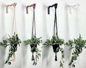 Macetero colgante de pared con gancho de madera ondulado y macramé.