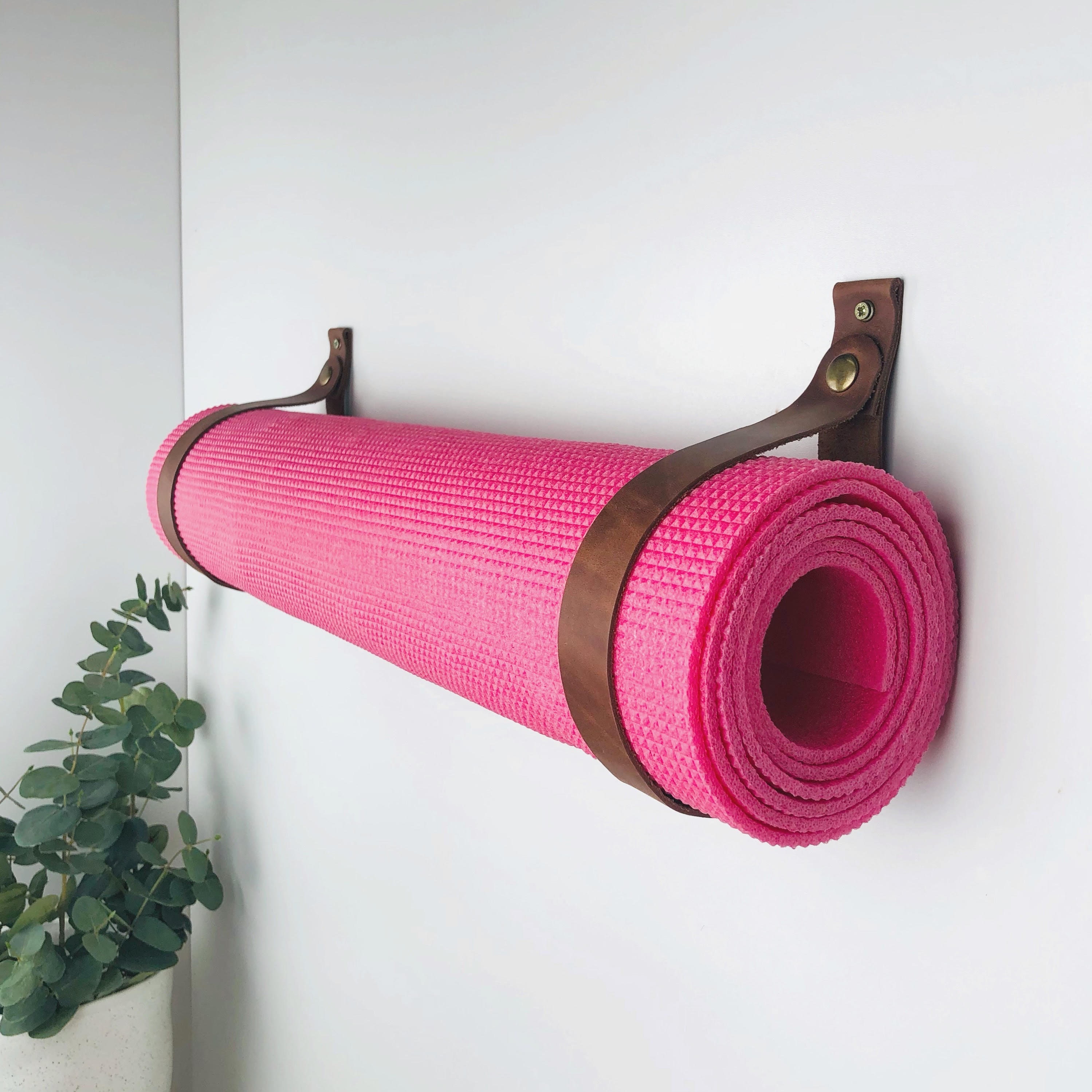 Yoga Mat Holder Wall Hanging Leather Straps Yoga Mat Storage Gym Mat Rack -   Canada
