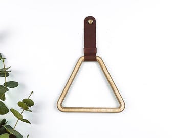 Toallero triangular con correa de cuero: herrajes modernos para baño