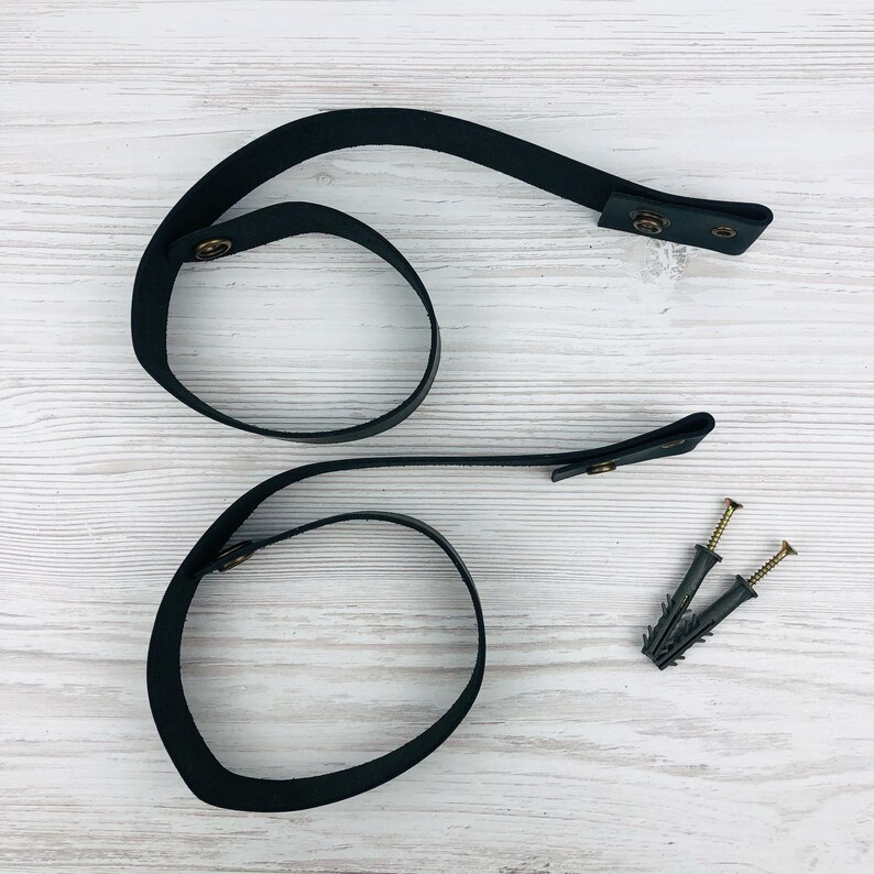 Pu&ograve; includere: Cinturino in pelle nera con accessori in ottone e due viti. Il cinturino &egrave; formato in due cerchi.