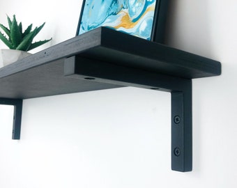Schwarzes schwebendes Holzregal für die Wand, minimalistisches modernes Regal mit Halterungen