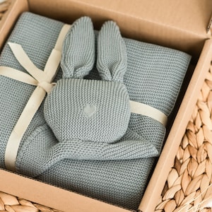 Babydecke aus 100% Bio-Baumwolle Edle Strickdecke mit Kuscheltier Hase Geschenk zur Geburt Weich, atmungsaktiv & nachhaltig verpackt Grau