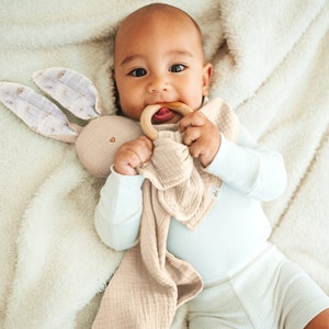 Schnuffeltuch Hase aus Bio-Baumwolle Musselin Schmusetuch als Baby Geschenk zur Geburt Schnuffeltücher & Trösterchen Kuscheltier Baby Bild 2