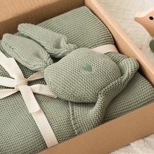 Babydecke aus 100% Bio-Baumwolle Edle Strickdecke mit Kuscheltier Hase Geschenk zur Geburt Weich, atmungsaktiv & nachhaltig verpackt Mint