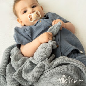Babydecke aus 100% Bio-Baumwolle Edle Strickdecke mit Kuscheltier Hase Geschenk zur Geburt Weich, atmungsaktiv & nachhaltig verpackt Bild 2