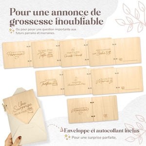 Op de afbeelding: Houten aankondigingskaarten met gegraveerde tekst, waaronder "Peetvader?", "Je wordt Papa" en "Jullie worden Grootouders". Een envelop met een kaart met de tekst "Een verrassing voor jou" is ook inbegrepen.