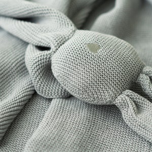 Babydecke aus 100% Bio-Baumwolle Edle Strickdecke mit Kuscheltier Hase Geschenk zur Geburt Weich, atmungsaktiv & nachhaltig verpackt Bild 10