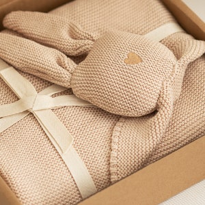 Babydecke aus 100% Bio-Baumwolle Edle Strickdecke mit Kuscheltier Hase Geschenk zur Geburt Weich, atmungsaktiv & nachhaltig verpackt Sand