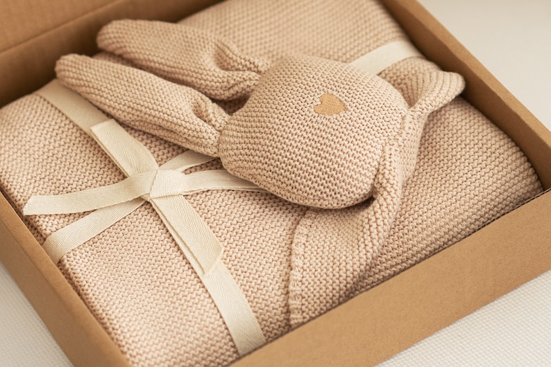 Baby blanket made from 100% organic cotton Elegant knitted blanket with cuddly toy Rabbit Birth gift Soft, breathable & sustainably packaged Sand