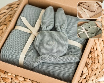 Babydecke aus 100% Bio-Baumwolle | Edle Strickdecke mit Kuscheltier „Hase“ | Geschenk zur Geburt | Weich, atmungsaktiv & nachhaltig verpackt