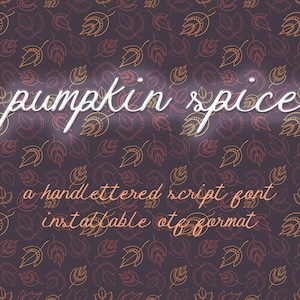 Peut inclure: Conception graphique numérique avec les mots "pumpkin spice" en écriture manuscrite blanche. Le fond est violet foncé avec un motif répété de feuilles orange et dorées. Le texte en dessous indique "a handlettered script font installable otf format."