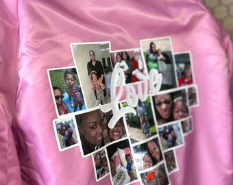 Puede incluir: Chaqueta bomber de satén rosa con un collage de fotos familiares en forma de corazón y la palabra "Love" en letras blancas.