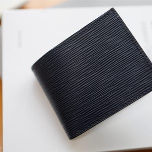 プレミアムエピ/エプソムレザーの二つ折り財布。ミニマルなレザーウォレット。パーソナライズされたウォレット。ハンドメイドレザーギフト。カードウォレット