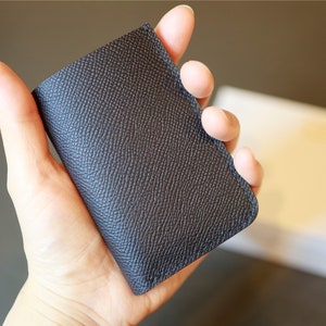 Portefeuille à deux volets en cuir de veau français. Portefeuille en cuir minimaliste. Portefeuille personnalisé. Cadeau en cuir fait main. Porte-cartes