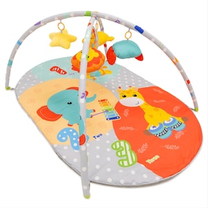Op de afbeelding: Een kleurrijke babyspeelmat met een grijze boog en hangend speelgoed. De mat heeft illustraties van dieren, waaronder een olifant, een leeuw en een giraffe, met de nummers één, twee en drie. De mat is ontworpen voor baby's om mee te spelen en te ontwikkelen.