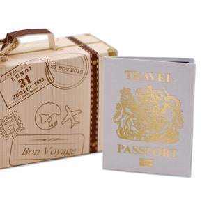 Mini Mala com Mini Cartão Raspadinha e Revelação de Passaporte do Reino Unido em folha branca e dourada. Pacote faça você mesmo. Perfeito para férias surpresa!