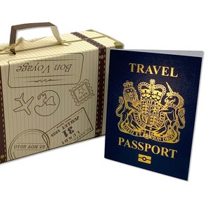 Mini valise avec mini passeport britannique bleu marine et doré à gratter et carte révélatrice. Ensemble à faire vous-même. Parfait pour des vacances surprises !