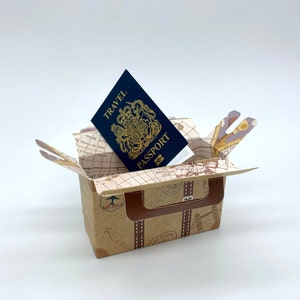 Mini valise réversible avec mini carte de passeport britannique bleu marine et dorée à gratter et carte de visite (bricolage). Parfait pour des vacances surprises ou des voyages