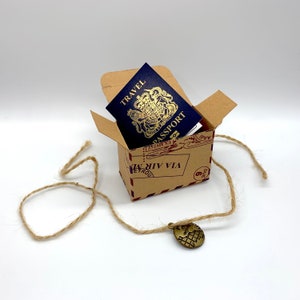 Boîte de voyage pour mini cartes avec mini carte à gratter et à révéler (bricolage) pour passeport britannique bleu marine et doré. Parfait pour des vacances surprises ou des voyages !