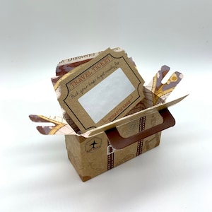 Mini Mala com Mini Cartão de Ingresso Raspadinha e Revelação Marrom (faça você mesmo). Perfeita para férias surpresa ou viagens!