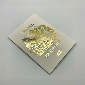 Passaporto in lamina bianca e oro con biglietto da viaggio con sorpresa e gratta e scopri, fai da te. Per San Valentino, festività, anniversari, compleanni, viaggi