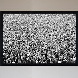 Può includere: Fotografia in bianco e nero di una grande folla di persone riunite.
