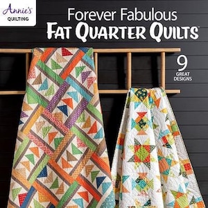 以下が含まれることがあります： 「フォーエバー・ファビュラス・ファットクォーター・キルト」というタイトルの9つの素晴らしいデザインが掲載された本。表紙には、木製の梯子にかけられた2つのカラフルなキルトが描かれている。キルトは、鮮やかな色と模様のさまざまな生地で作られている。この本はスコット・A・フラナガンによるものである。