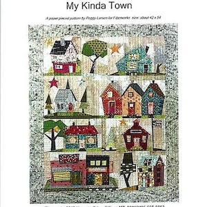 Peut inclure: Un modèle de patchwork en papier intitulé "My Kinda Town" par Peggy Larsen pour Fiberworks. Le motif représente une scène de ville colorée avec des maisons, des arbres et une étoile. Le motif mesure environ 42 pouces sur 54 pouces.
