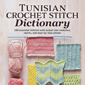Pode incluir: Um livro intitulado "Dicionário de Ponto de Crochê Tunisino" com 150 pontos essenciais, amostras em tamanho real, gráficos e fotos passo a passo. A capa apresenta novelos de lã coloridos e amostras de crochê.