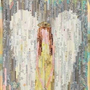 Peut inclure: Une courtepointe colorée en patchwork représentant une figure d'ange stylisée avec une auréole, tenant une fleur. L'ange porte une robe jaune et est entouré d'un fond blanc avec un motif subtil. La courtepointe est composée de différentes nuances de jaune, de brun, de rose et de bleu.