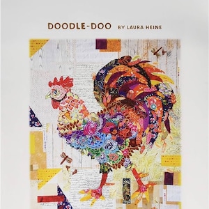 Peut inclure: Un coq coloré fait de chutes de tissu et de papier, sur un fond blanc. Le coq est debout sur une surface en bois. Le texte "DOODLE-DOO BY LAURA HEINE" est en haut de l'image. Le texte "FIBERWORKS 3213 HENESTA DRIVE BILLINGS MT 59102 406-656-6663 FIBERWORKS-HEINE.COM" est en bas de l'image.