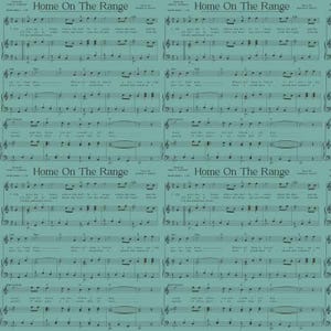 Pode incluir: Um fundo de partituras em tons de verde-azulado com a música "Home On The Range" repetida várias vezes. A partitura inclui notas musicais e letras, criando um padrão adequado para vários projetos de artesanato.