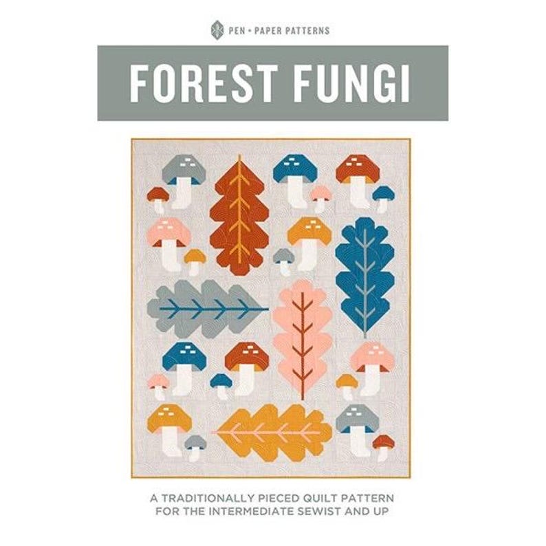 Puede incluir: Un patr&oacute;n de colcha con un dise&ntilde;o colorido de setas y hojas de roble. El patr&oacute;n se titula "Forest Fungi" y se describe como un patr&oacute;n de colcha tradicionalmente cosido para la costurera intermedia y superior.