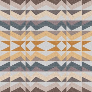 Op de afbeelding: Textiel met een geometrisch patroon van herhaalde driehoeken, zigzags en ruitvormen in bruin, beige, grijs en goud. Het ontwerp heeft een textuur. Het textiel heeft een rand.