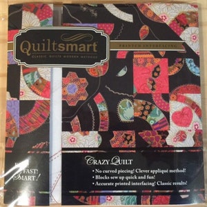 Könnte beinhalten: Quiltsmart Crazy Quilt bedrucktes Vliesofentyp. Das Muster zeigt einen schwarzen Hintergrund mit bunten Patchwork-Designs. Der Text auf dem Muster lautet "Kein gebogenes Nähen! Clevere Applikationsmethode! Blöcke nähen sich schnell und einfach! Präzises bedrucktes Vliesofentyp! Klassische Ergebnisse!"