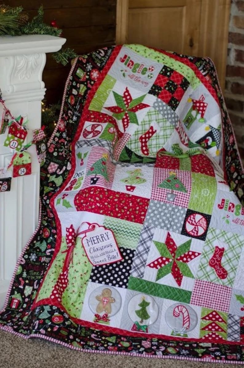 Puede incluir: Un edred&oacute;n con tem&aacute;tica navide&ntilde;a con un dise&ntilde;o de patchwork. El edred&oacute;n presenta telas rojas, verdes, blancas y negras con motivos navide&ntilde;os como estrellas, bastones de caramelo y &aacute;rboles de Navidad. Una etiqueta dice "Merry Christmas to all and halls Sweet Bite!"