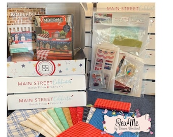 PERSÖNLICH!! Kimberbell Main Street Feiern Bench Kissen-Kollektion (Opt. Maschinenstick-CD, Stoff / Rückseite, & Verzierungen)