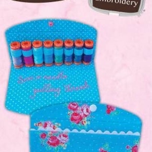 Può includere: Un set di tre tazze in ceramica con smalto screziato color crema. Ogni tazza presenta un diverso motivo floreale dipinto a mano nei toni del blu, verde e giallo. Le tazze hanno una forma semplice e arrotondata e un manico.