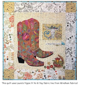 Peut inclure: Une courtepointe colorée intitulée "Her Boots" représentant des bottes de cowboy ornées de motifs floraux roses, oranges et bleus. La courtepointe mesure 84 cm de large et 97 cm de haut. Le titre et la taille sont indiqués.